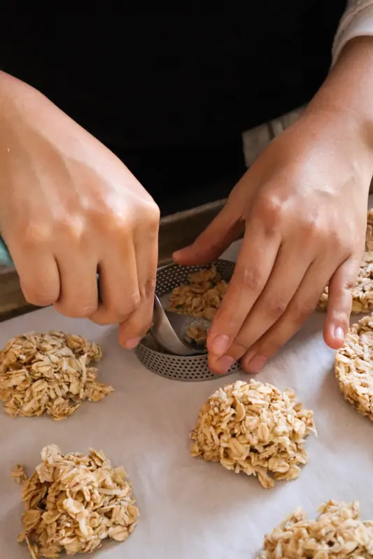 Formando las galletas de avena y coco una por una