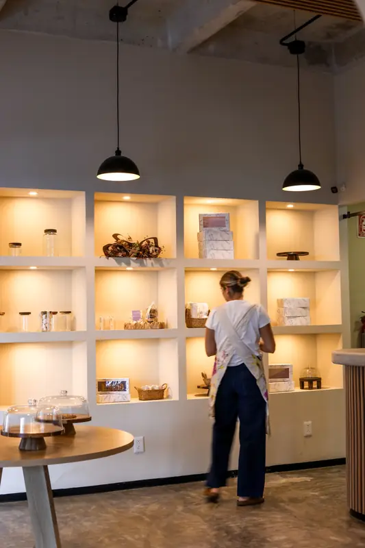 Repisas iluminadas con productos Petunia