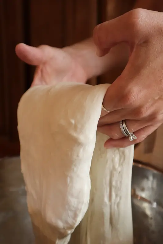 Masa madre estirada a mano durante el amasado