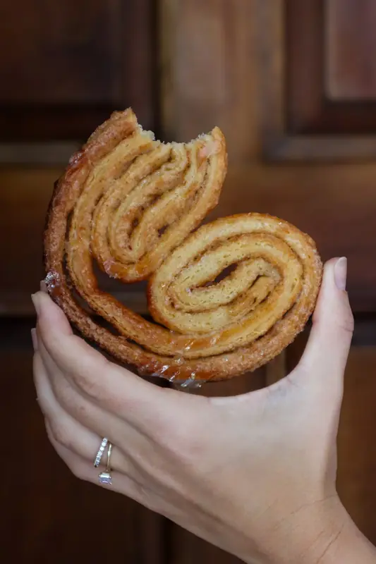 Orejita de hojaldre caramelizada, hecha a mano