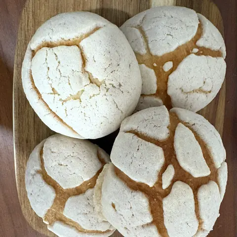 Conchas artesanales recién horneadas sobre tabla de madera