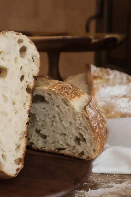 Miga abierta del pan de masa madre