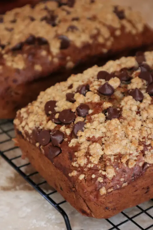 Panqué con streusel y chispas de chocolate