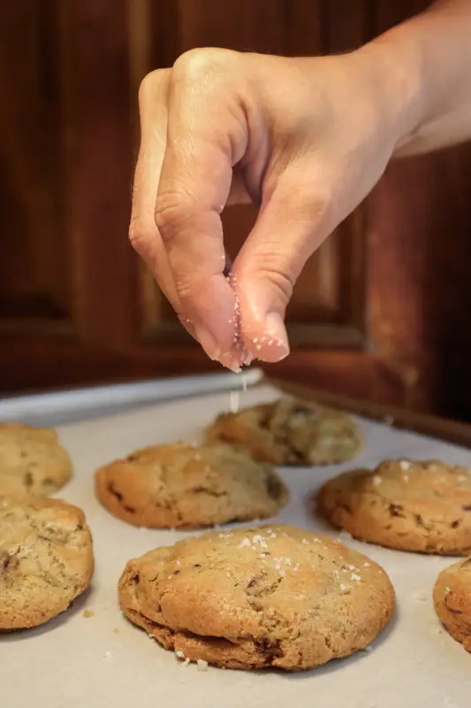 Sal en escamas sobre las galletas antes de hornear